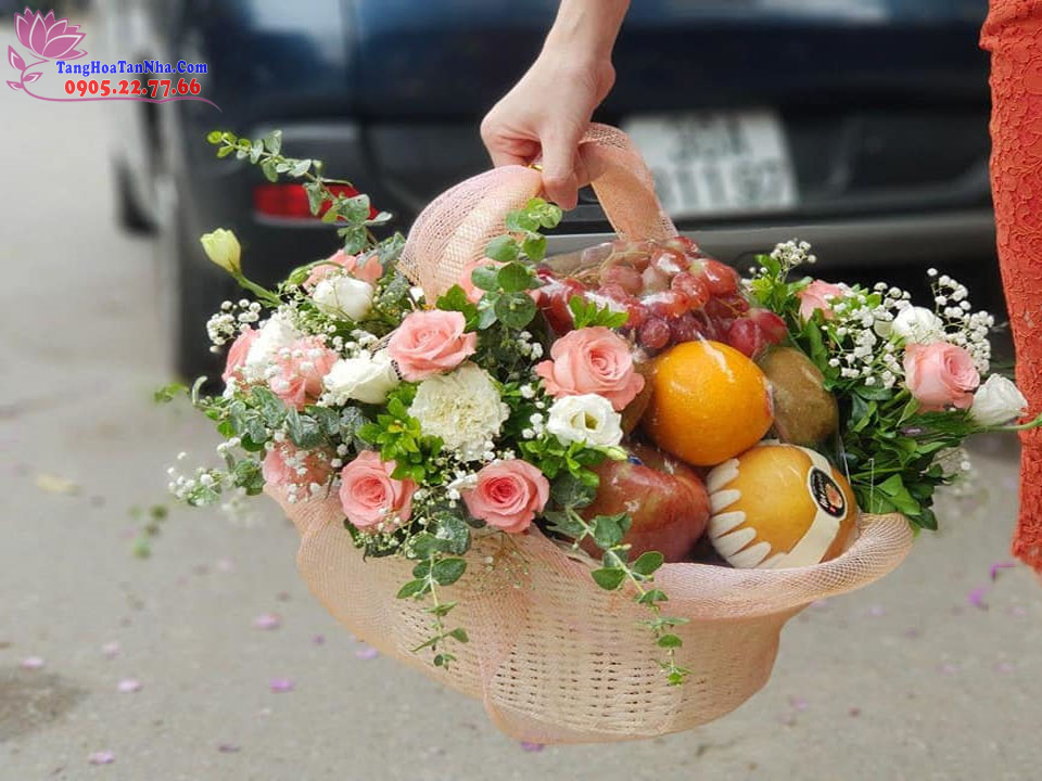 Giỏ hoa qua tươi - Biểu tượng của sự tươi mới và yêu thương trong cuộc sống